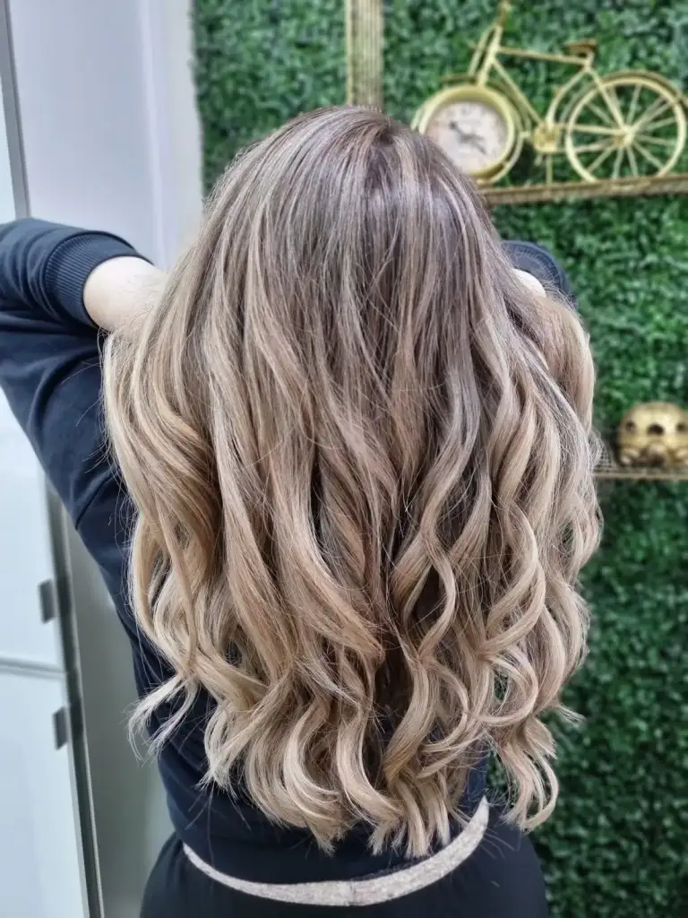 Bucle lejere cu nuanță blond rece