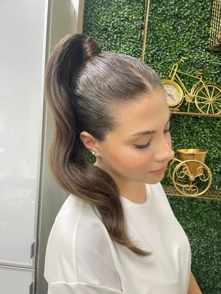 Coafură cu coadă înaltă pe păr brunet
