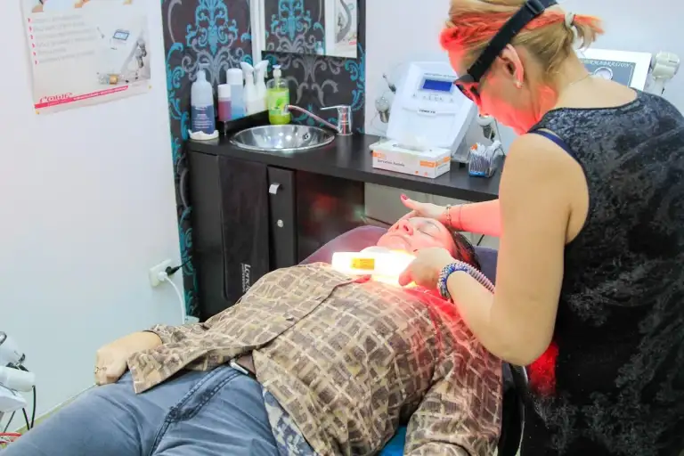 Tratament facial efectuat în salon