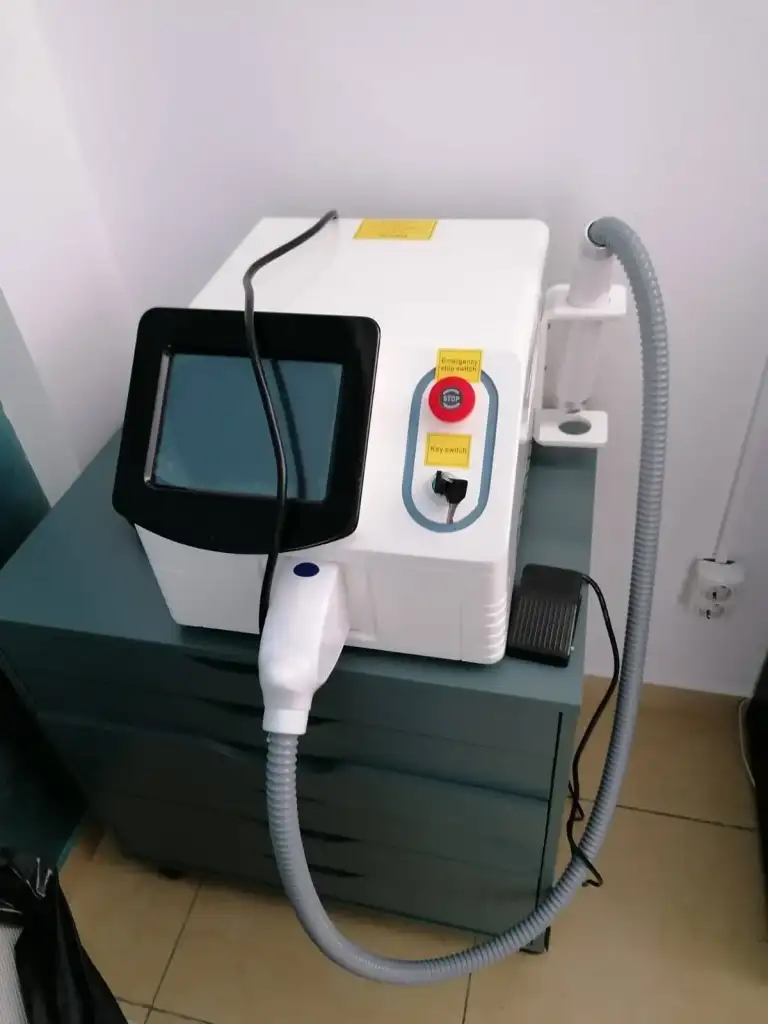 Aparat laser utilizat pentru îndepărtarea micropigmentării
