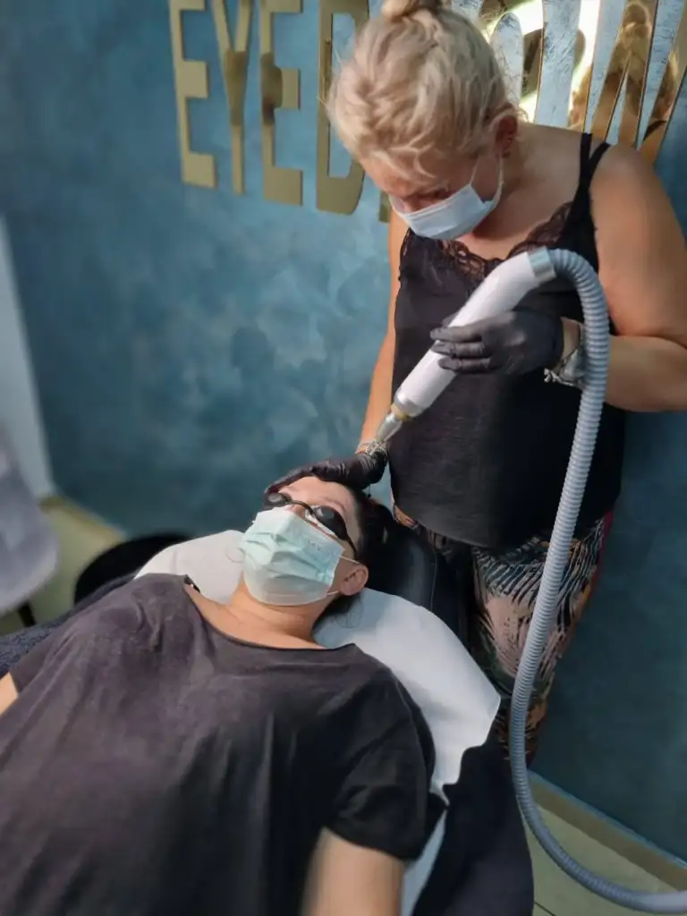 Procedură de îndepărtare a micropigmentării în salon