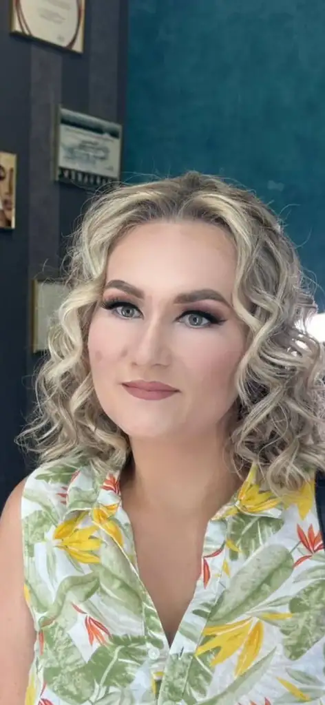 Machiaj luminos pentru un look cu bucle blonde