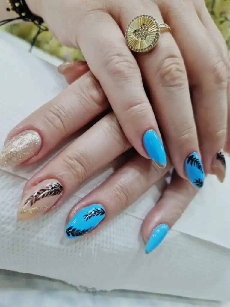 Manichiură albastră cu modele decorative