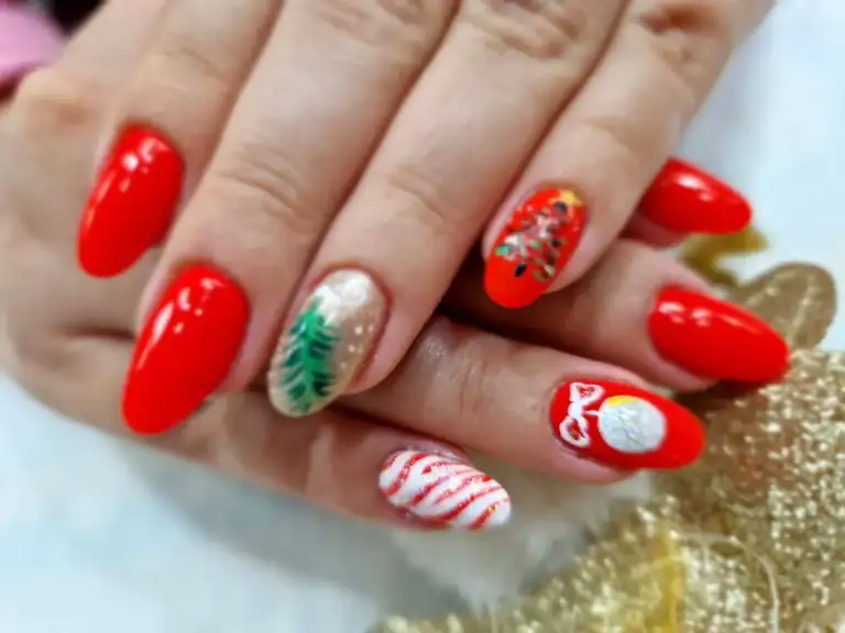 Manichiură roșie cu model decorativ