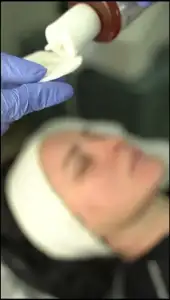 Aplicarea unui produs de îngrijire facială