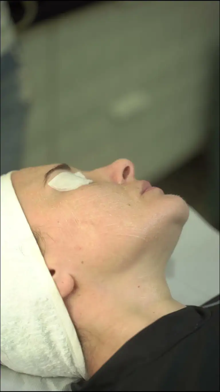 Mască facială aplicată în salon